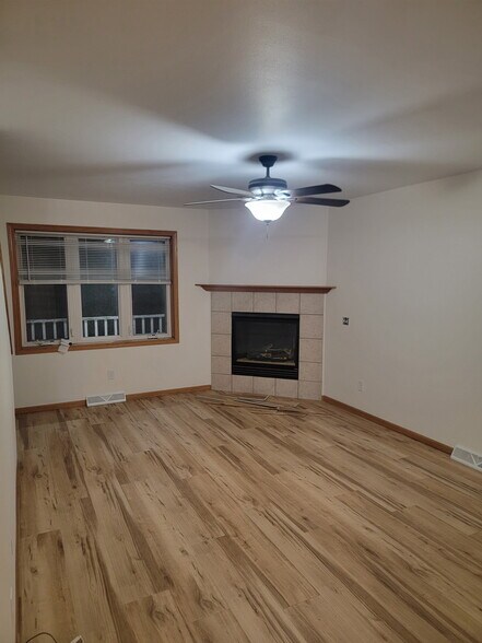 Building Photo - 664 S Burr Oak Ave