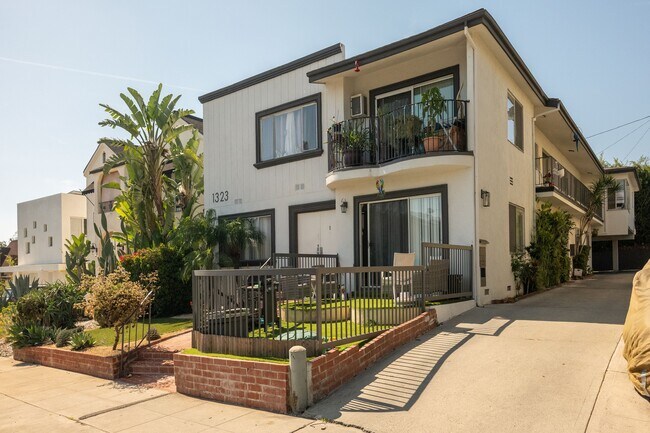 Building Photo - 1323 Ridgeley Dr