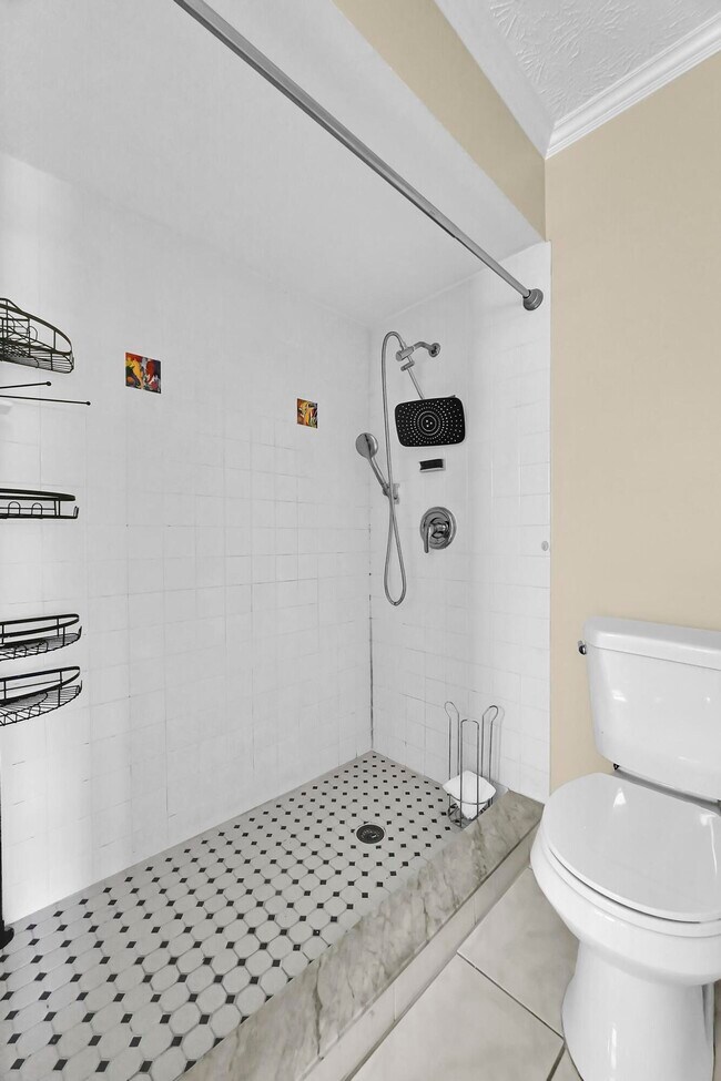 Building Photo - 462 NW Sherbrooke Ave