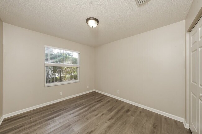 Building Photo - 966 Bluewood Terrace