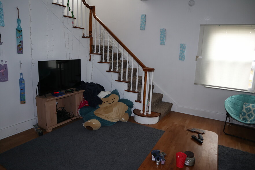 Building Photo - 76 3rd St