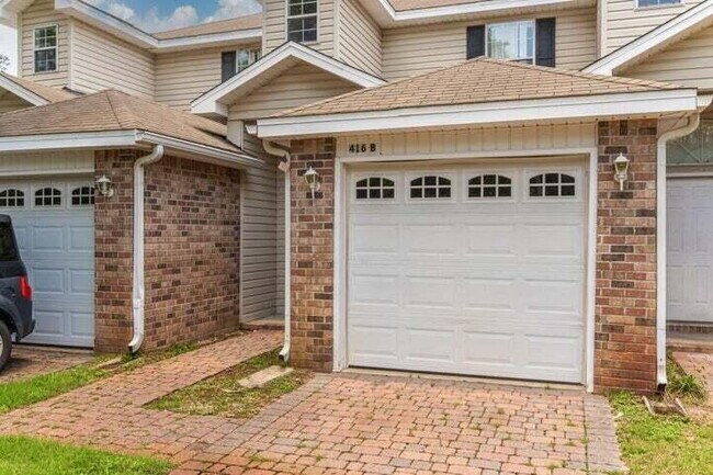 Building Photo - Move in ready Townhome in Fort Walton Beach close to Eglin AFB!