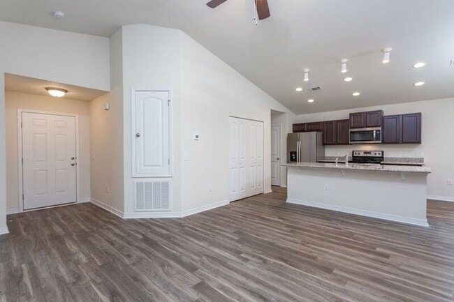 Building Photo - 5664 Peach Dr