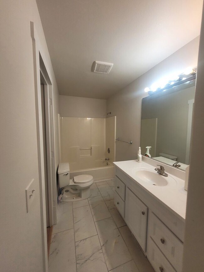 Building Photo - Spacious Four Bedroom Home with Bonus Room...