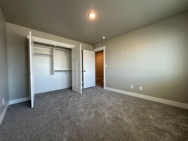 Building Photo - New Never Lived in Springville Townhome Fo...
