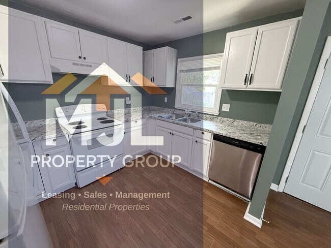 Building Photo - Spacious 3 Bedroom / 1 Bath Apartment in Sugar Creek *Ready Now*