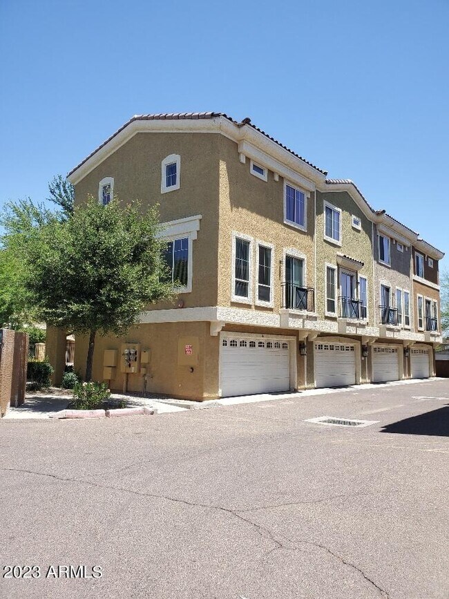 Building Photo - 2450 W Glenrosa Ave