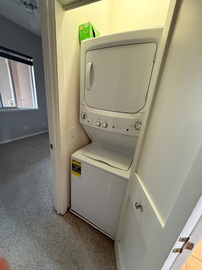 Building Photo - Well-maintained, 2 Bedrm, 2 Bath Unfurnish...