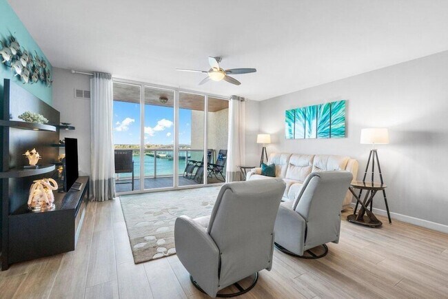 Building Photo - 2640 Lake Shore Dr