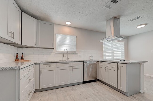 Building Photo - 318 Pine Manor Dr