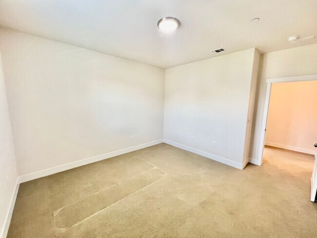 Building Photo - Application Pending! Lovely 4 bedroom 2.5 ...