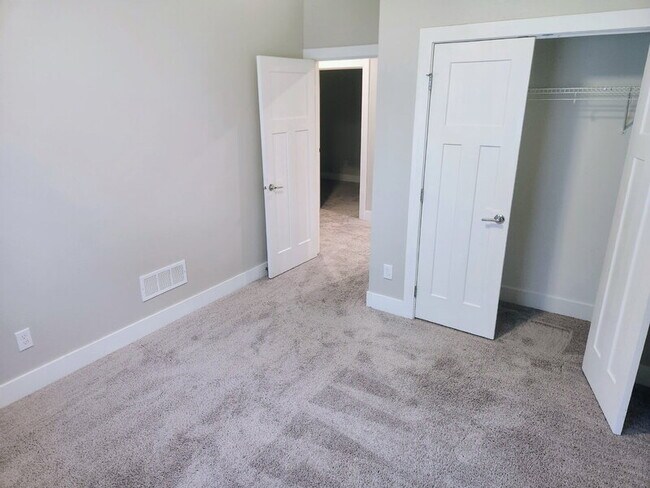 Building Photo - 2728 Yordi Dr