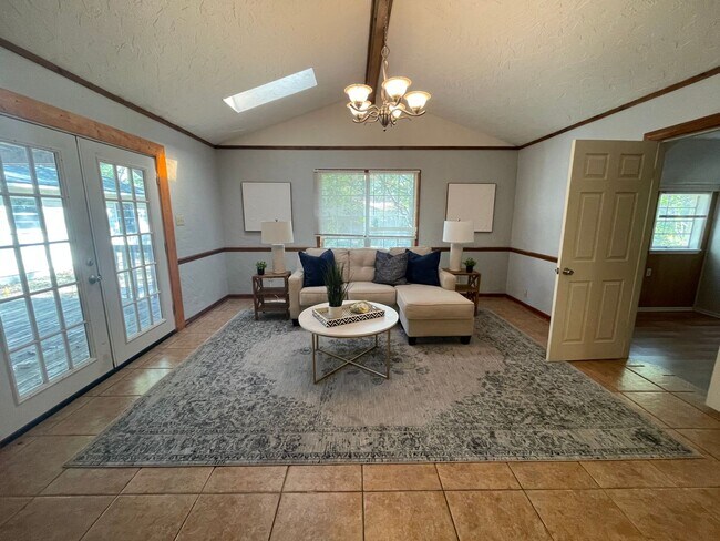 Building Photo - Large 4 Bedroom Home in Southern Hills