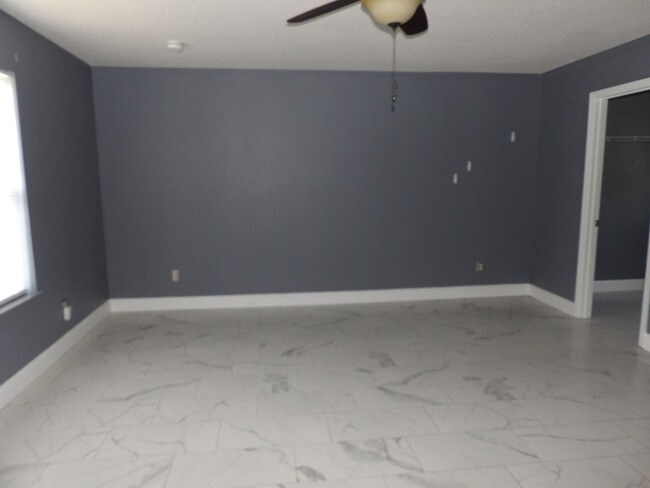 Building Photo - 4 Bedroom 2.5 Bath 2 Car garage Carole Arc...