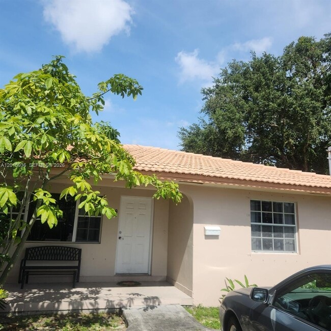 Building Photo - 2018 SW 58th Ct
