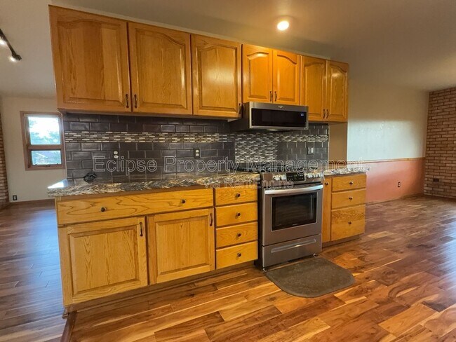 Building Photo - 2737 Sierra Vista Dr