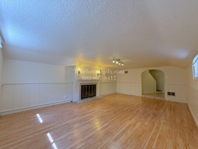 Building Photo - MOVE IN SPECIAL! ONE MONTH FREE! Timeless SE Portland 3 Bed Home w/Backyard, Hardwood Floors, & B...