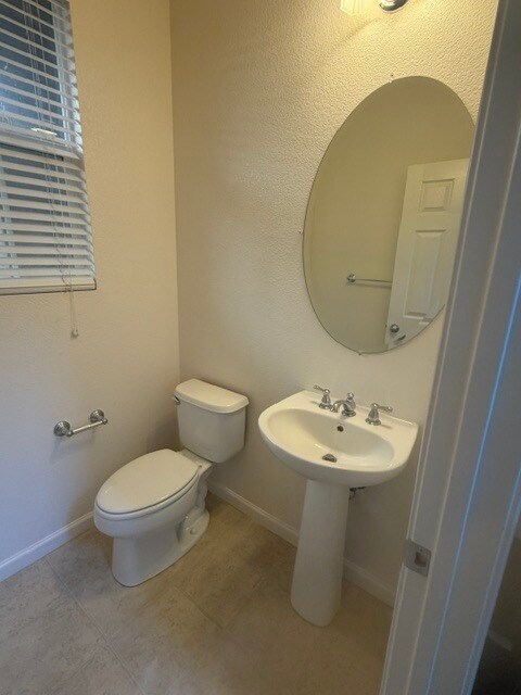 Building Photo - Gorgeous Modesto Home 3 Bedroom 2.5 Bathroom