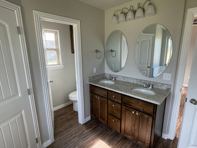 Building Photo - Beautiful 3 bedroom 2 Bath Home Close to Lake Durant