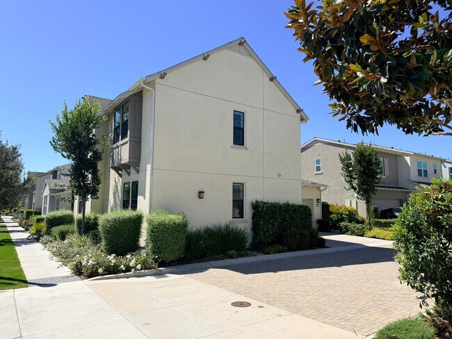 Building Photo - Elegant Rancho Mission Viejo Home with Open Floor Plan