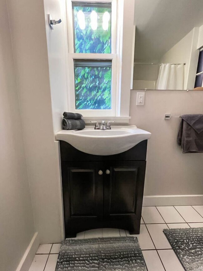 Building Photo - Wooster Sq 2-Bedroom with W/D & Parking