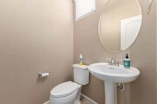 Building Photo - 7742 W Palm Ln