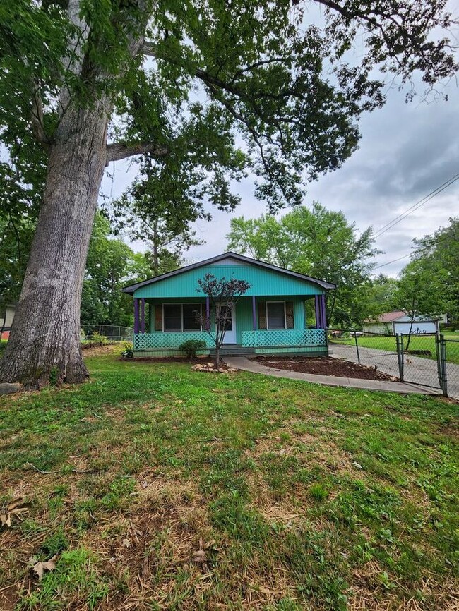 Building Photo - West Asheville Bungalow