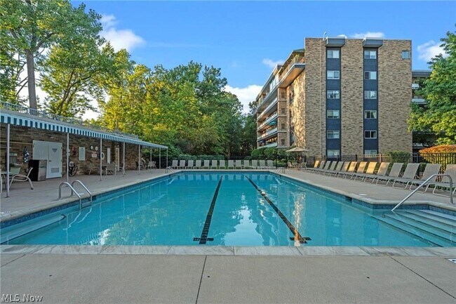 Building Photo - 2112 Acacia Park Dr