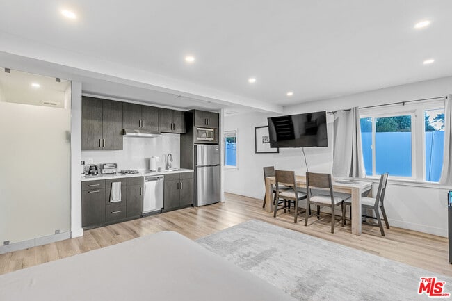 Building Photo - 3937 Kentucky Dr