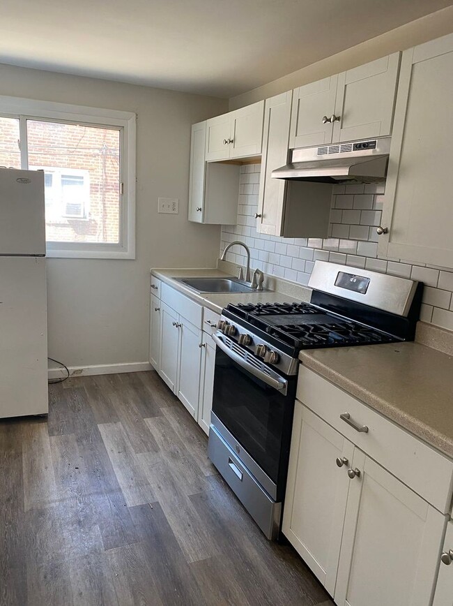 Building Photo - Newly Renovated 3 Bedroom and 1 Bathroom T...