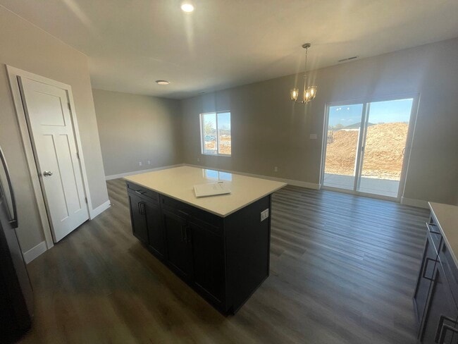 Building Photo - Cedar Reserve End Unit!!