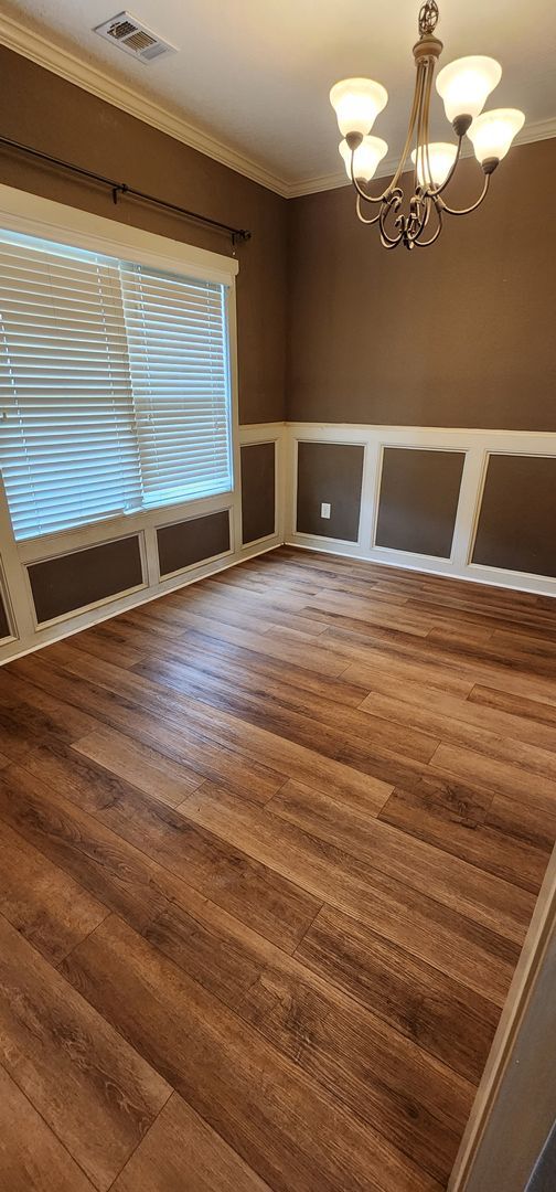 Building Photo - LOVELY TWO STORY W/ 5 BEDS, 3 FULL BATHS. ...