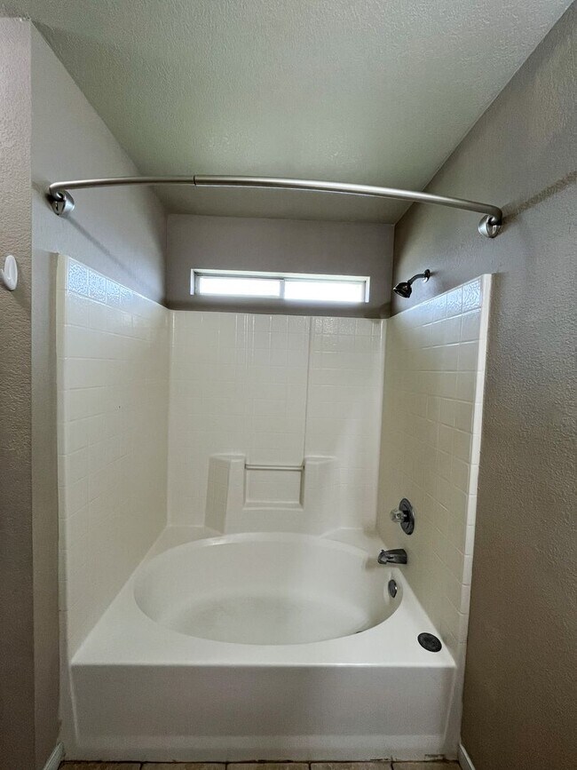 Building Photo - Available NOW  This home is centrally loca...