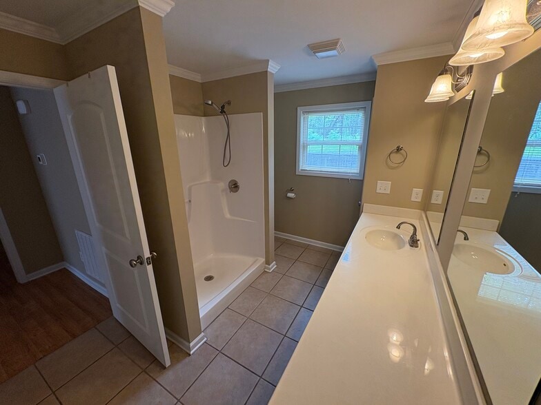 Building Photo - 163 Browns Rd