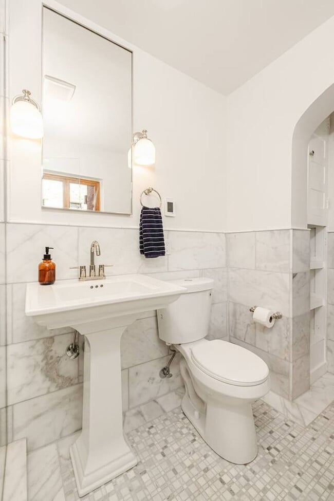 Building Photo - 1326 Broadway-SI ID1324946P