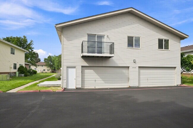 Building Photo - $1,945.95 with $300 Off the first month's rent, 2 Beds - 1 Bath, Single Family Home in Lakewood w...