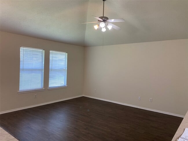 Building Photo - 17123 Oakwood Chase Dr