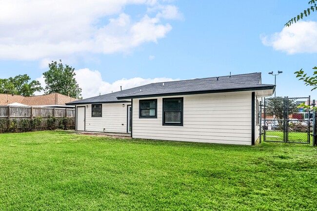 Building Photo - 404 Glenmore Dr