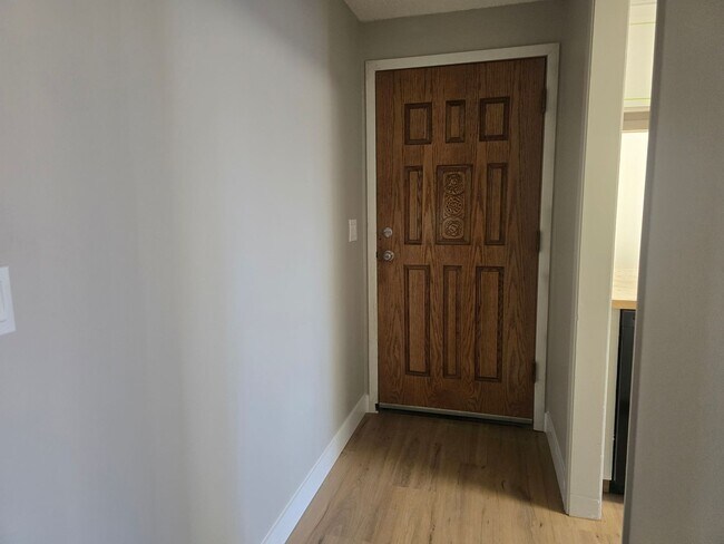 Building Photo - 3 bed / 2 bath