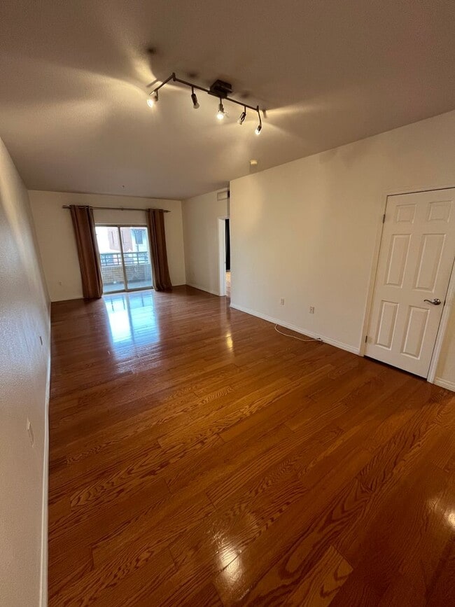 Building Photo - Spacious 2 Bedroom 2 Bath Condo in the Hea...