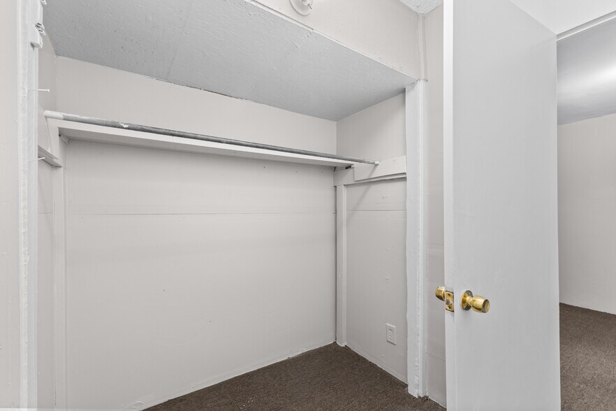 Building Photo - 922 Dakin St