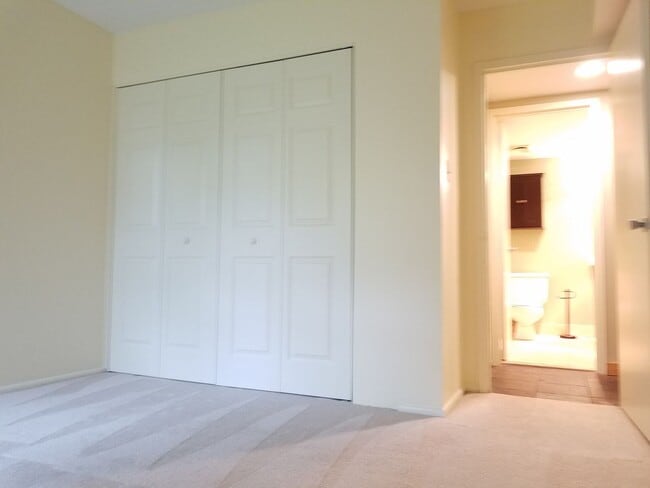 Building Photo - Extremely Well Maintained Second Level Condo Available mid-March!