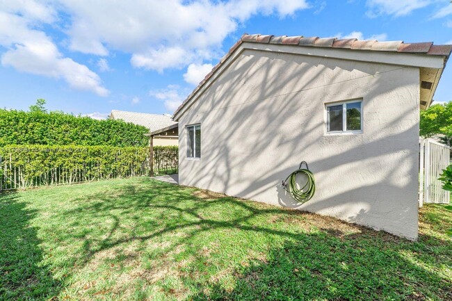 Building Photo - 4013 Pine Ridge Ln
