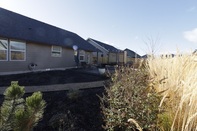 Building Photo - Be the first one to RENT this home! 3 bedrooms, 2 bathrooms, SINGLE LEVEL home with beautiful Lan...