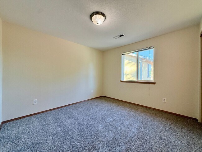 Building Photo - **$500 OFF THE FIRST MONTH'S RENT** Spacio...