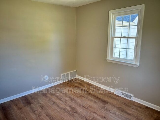 Building Photo - 113 York Dr