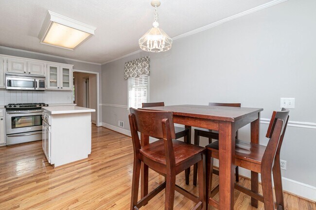 Building Photo - Beautiful rental full of character and charm located in The Avenues of Cayce! Close to USC!