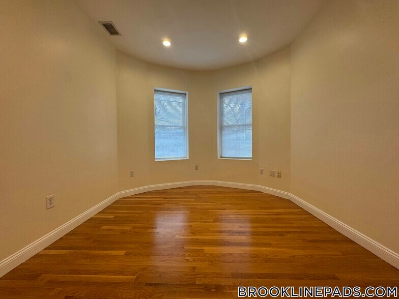 Building Photo - 1801 Beacon St