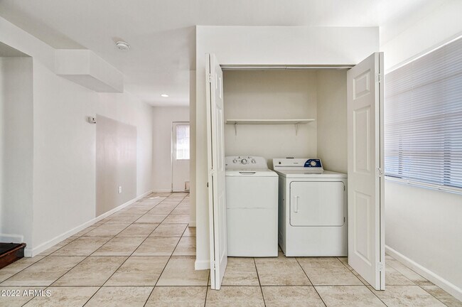 Building Photo - 3949 E Earll Dr