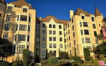 Building Photo - 316 N Rossmore Ave